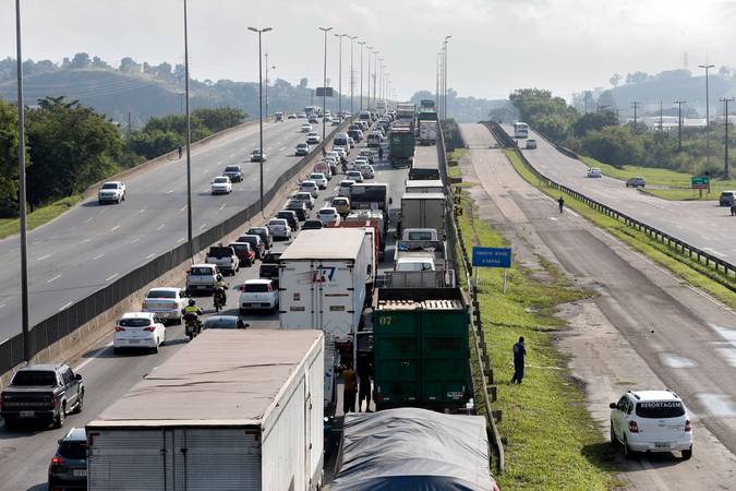 Paralisação dos caminhoneiros na Rodovia Presidente Dutra, no Rio de Janeiro.Foto Tânia Rêgo/Agência Brasil 