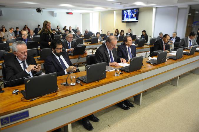 Comissão de Assuntos Econômicos (CAE) realiza reunião com 18 itens da pauta. Entre eles, o PLS 191/2014, que inclui a câmera de marcha a ré como equipamento obrigatório dos veículos automotores. 

Bancada:
senador Benedito de Lira (PP-AL);
senador Valdir Raupp (MDB-RO); 
senador Armando Monteiro (PTB-PE); 
senador Waldemir Moka (MDB-MS);
senador Ataídes Oliveira (PSDB-TO); senador Ricardo Ferraço (PSDB-ES); senador Rodrigues Palma (PR-MT).

Foto: Pedro França/Agência Senado