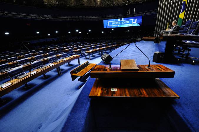 Plenário do Senado.

À mesa, Senador Cristovam Buarque (PDT-DF) aguarda a abertura da sessão não deliberativa.


Foto: Edilson Rodrigues/Agência Senado