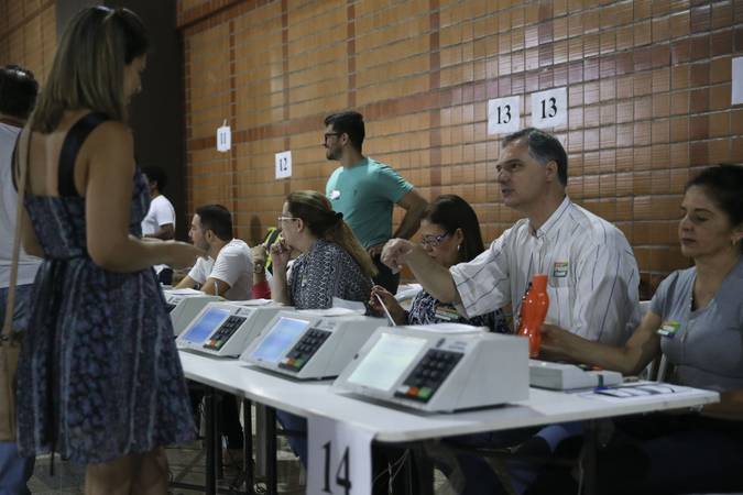  Eleitores que estão fora do domicílio eleitoral justificam a ausência na votação em um posto localizado em um shopping no centro de Brasília.Foto José Cruz/Agência Brasil
