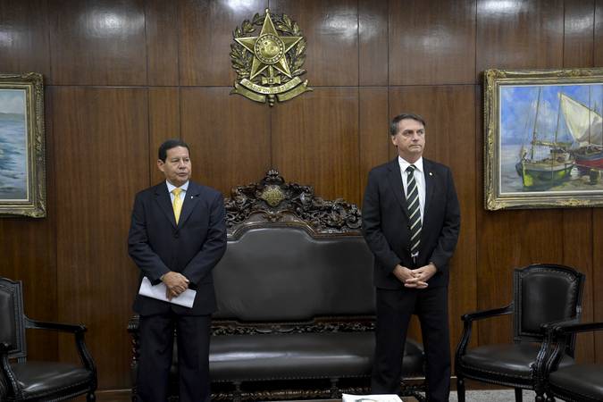 Presidente do Senado, senador Eunício Oliveira (MDB-CE) recebe presidente da república eleito, Jair Bolsonaro.

