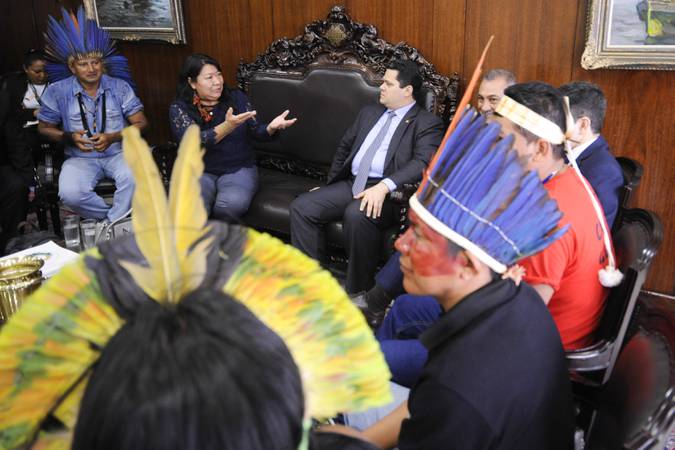 Presidente do Senado Federal, senador Davi Alcolumbre (DEM-AP) recebe representantes indígenas do movimento Terra Livre.

Foto: Jonas Pereira/Agência Senado