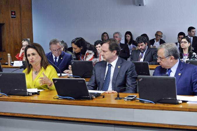 Comissão de Agricultura e Reforma Agrária (CRA) realiza reunião com 8 itens. Entre eles, o PLC 47/2017, que regulamenta atividades das mulheres marisqueiras.

Bancada:
senadora Kátia Abreu (PDT-TO);
senador Acir Gurgacz (PDT-RO); 
senador Izalci (PSDB-DF).

Foto: Jane de Aráujo/Agência Senado