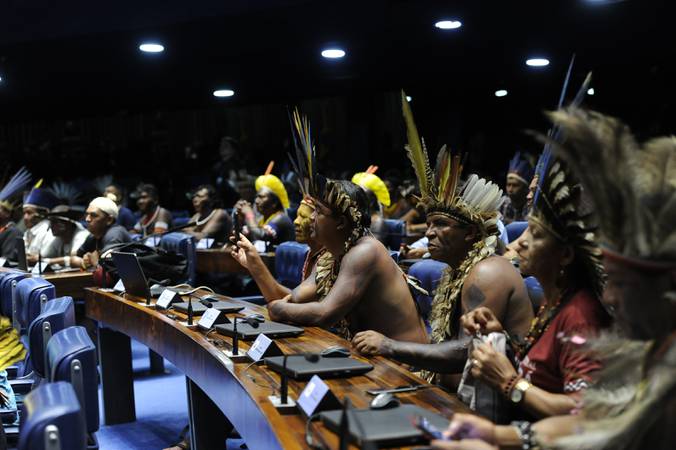 Plenário do Senado Federal durante sessão especial destinada a homenagear os povos indígenas. 

Indígenas à bancada.

Foto: Jane de Araújo/Agência Senado