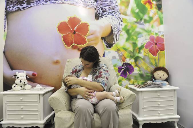 Senado inaugura sala de apoio à amamentação. Mãe amamenta seu bebê.


Foto: Jane de Araújo/Agência Senado