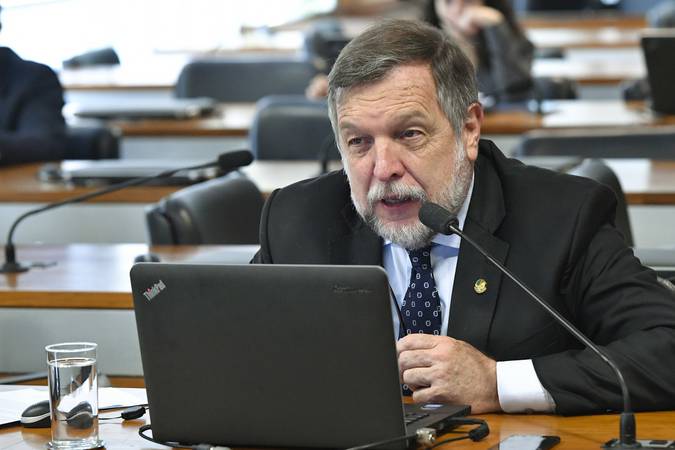 Comissão de Direitos Humanos e Legislação Participativa (CDH). Em pronunciamento, à bancada, senador Flávio Arns (Rede-PR).\r\rFoto: Geraldo Magela/Agência Senado