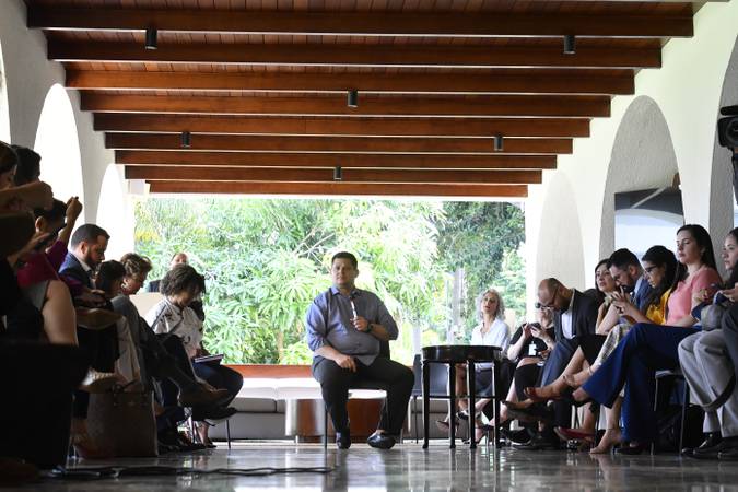 Presidente do Senado Federal, senador Davi Alcolumbre (DEM-AP), conversa com jornalistas após café da manhã. Na pauta, um balanço do ano de 2019. 

Foto: Marcos Brandão/Senado Federal