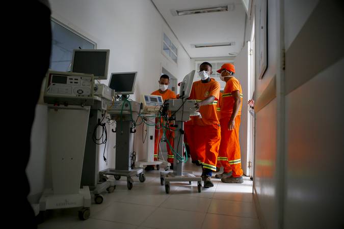 Porto Alegre, RS - 20/03/2020 - Retirada de equipamentos do Hospital Parque Belém para uso no combate ao coronavírus. 