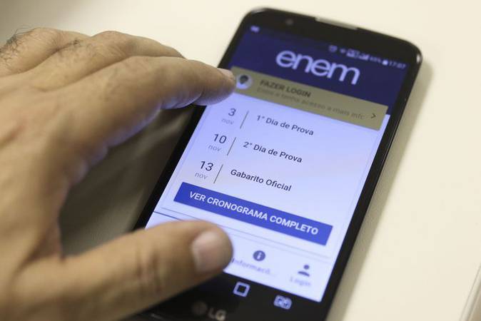 Imagem de celular com o aplicativo do Enem aberto.