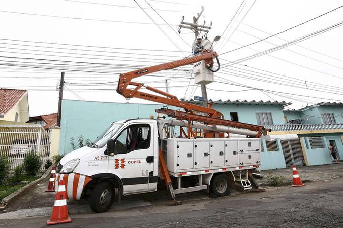 Imagem de eletricistas trabalhando na rede elétrica.