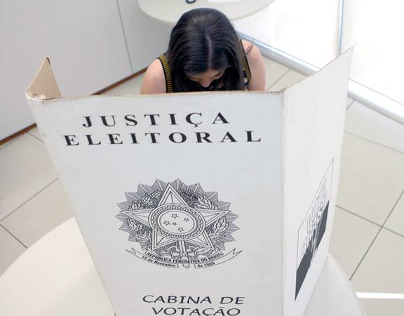 Imagem de pessoa votando em urna eletrônica
Brasília-DF, 19/07/2016
Foto: Roberto Jayme/Ascom/TSE