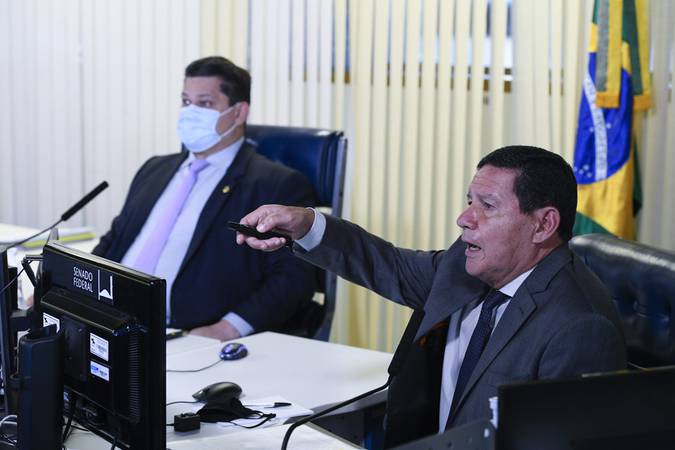 Vice-presidente, Hamilton Mourão, participa de audiência no Senado. Ao lado do presidente do Senado, Davi Alcolumbre, Mourão explica dados sobre a Amazônia. 
