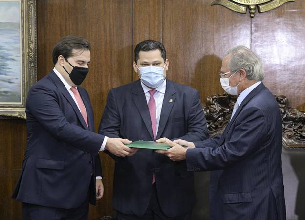 O ministro da Economia, Paulo Guedes, faz a entrega do texto aos parlamentares. 

