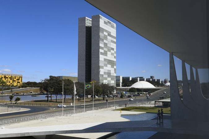 Imagens de Brasília - Colunas da fachada do Palácio do Planalto com vista para o prédio do Congresso Nacional. 

Foto: Marcos Oliveira/Agência Senado