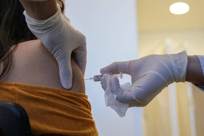 Mulher é vacinada contra covid-19 em fase de testes da vacina em São Paulo.