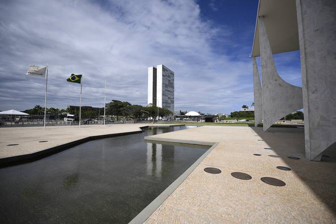 Fachada do Congresso Nacional vista de frente do Palácio do Planalto. 