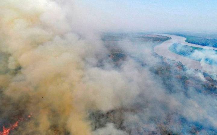 Imagem área de imenso foco de fumaça, mal é possível ver a vegetação do pantanal.