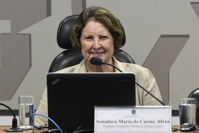 

À mesa, senadora Maria do Carmo Alves (DEM-SE). 

