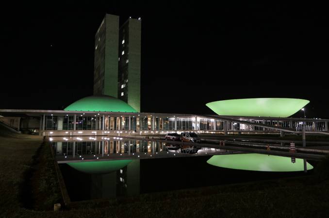 Palácio do Congresso Nacional recebendo iluminação verde.

Foto: Roque de Sá/Agência Senado