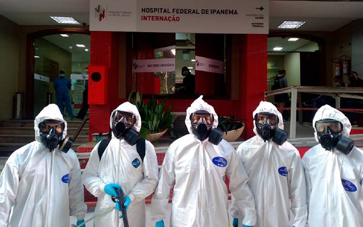 Hospital Federal de Ipanema, no Rio de Janeiro. Na frente do hospital, equipe de desinfecção, devidamente equipados.