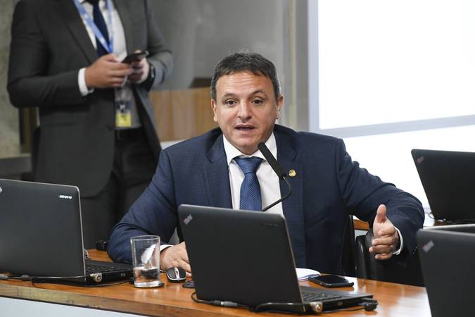 Em pronunciamento, senador Marcio Bittar (MDB-AC) à mesa.

Foto: Edilson Rodrigues/Agência Senado