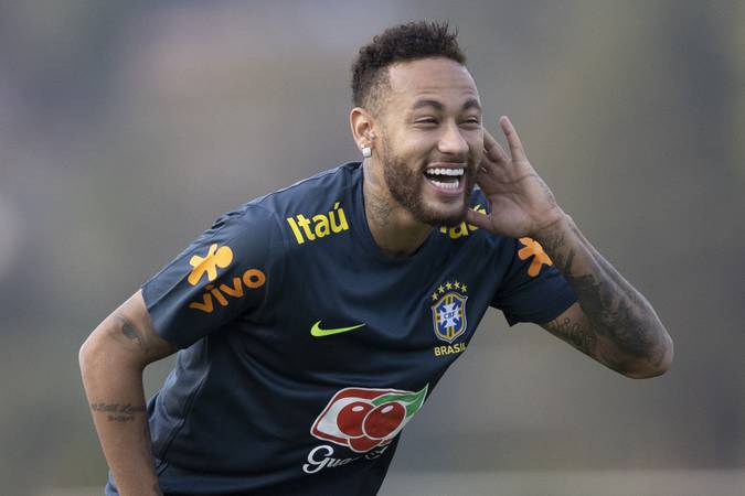 Neymar, com uniforme de treino da Seleção, sorrindo.