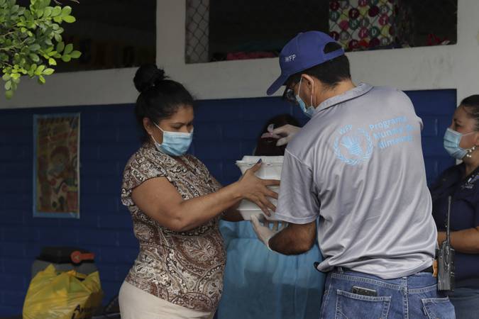 WFP distribuindo comida em El Salvador.