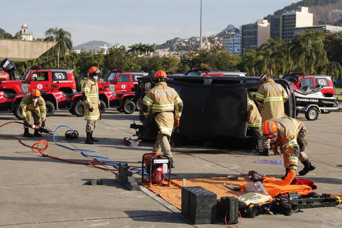 Corpo de Bombeiros faz simulado de resgate de vítima em acidente de trânsito.