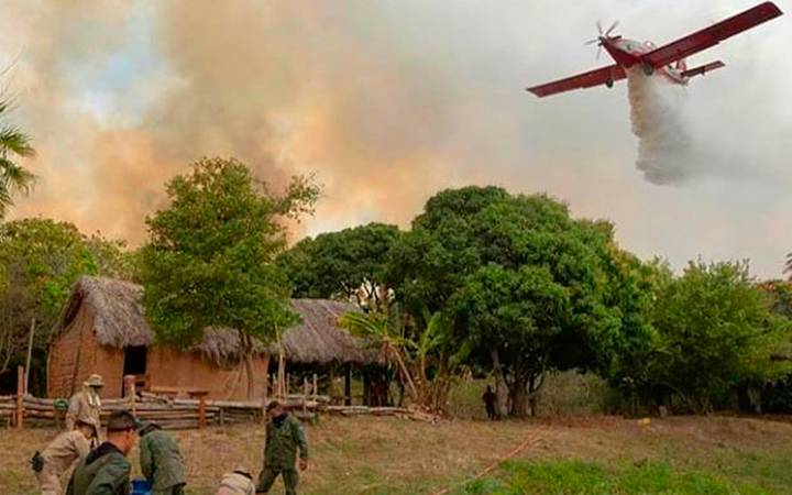avião apagando incêndio no Pantanal.