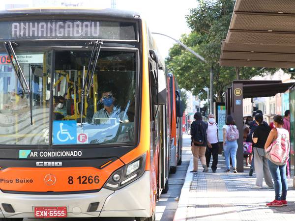 Usuários de transporte público e motoristas de ônibus utilizam máscaras de proteção contra covid-19 na rua da Consolação