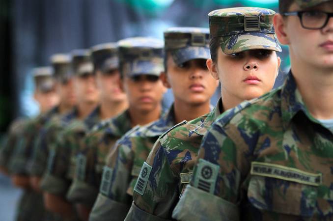 Kátia Abreu defende projeto que permite alistamento militar de mulheres —  Senado Notícias