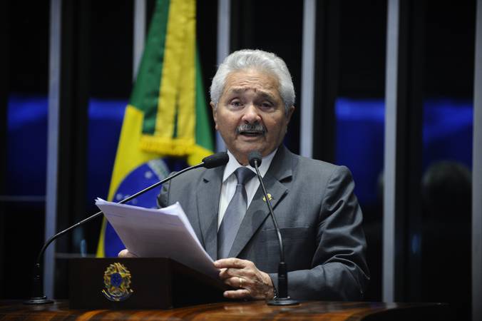 Plenário do Senado durante sessão não deliberativa.

Em discurso, senador Elmano Férrer (PMDB-PI).

Foto: Marcos Oliveira/Agência Senado