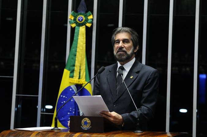 Plenário do Senado Federal durante sessão não deliberativa. 

Em discurso, senador Valdir Raupp (PMDB-RO). 

Foto: Marcos Oliveira/Agência Senado