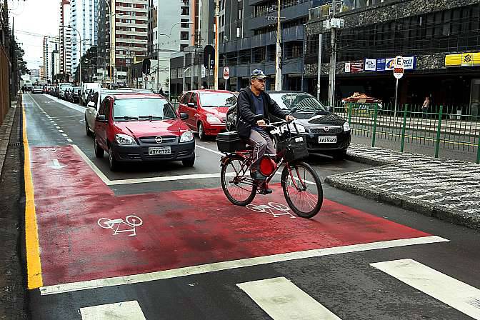O prefeito de Curitiba, Gustavo Fruet, sancionou a Lei n.º 14.594, chamada de Lei da Bicicleta.
Foto: Luiz Costa/SMCS