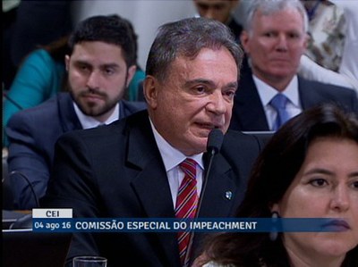 Alvaro Dias lembra que processo de impeachment nasceu nas ruas, sem iniciativa partidária