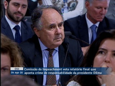 Cristovam refuta comparação de que Dilma estaria sofrendo um golpe como o de 1964