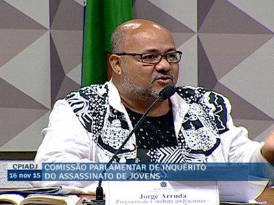 Jorge Arruda tem registro de racismo em diferentes situações, como a sala de aula