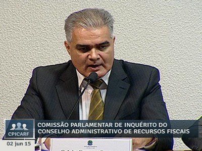 Delegado Oslain Santana detalha resultados de operações para apurar crimes financeiros da PF