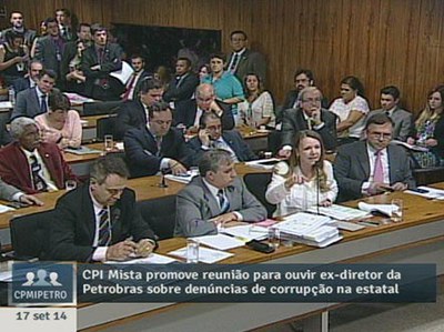 Senadores e deputados discutem requerimento de reunião fechada