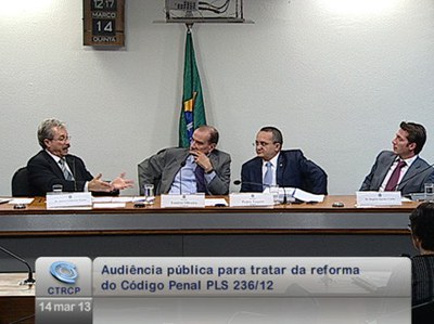 Pedro Taques abre discussão sobre a reforma do Código Penal com participantes da audiência