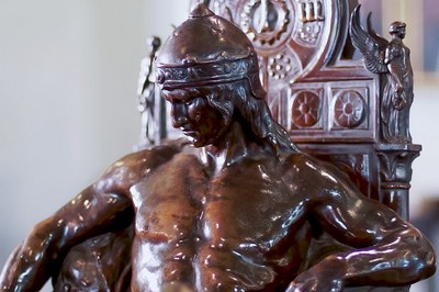 Clóvis, o Guerreiro é representado no Senado em escultura de bronze