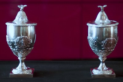 Urnas de prata usadas pelos senadores são retratadas por Victor Meirelles