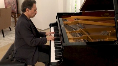 Pianista e maestro Ira Levin: versatilidade musical e vasto repertório