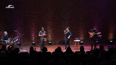 Liz Rosa traz ao palco interpretação potente de grandes compositores da música brasileira