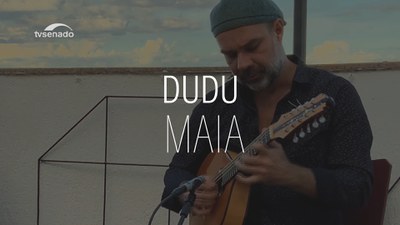 Dudu Maia inova unindo bandolim de 10 cordas e percussão