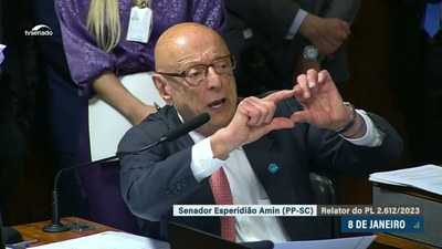 CCJ adia votação do PL da Dosimetria após pedido de vista