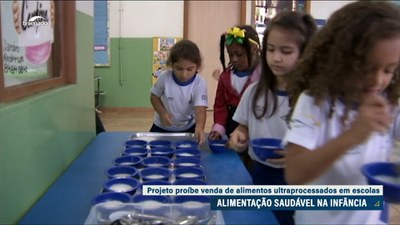 Alimentação nas escolas: projeto proíbe venda de ultraprocessados nas cantinas