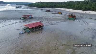 #Audiodescrição | Seca no Amazonas deixa comunidades isoladas