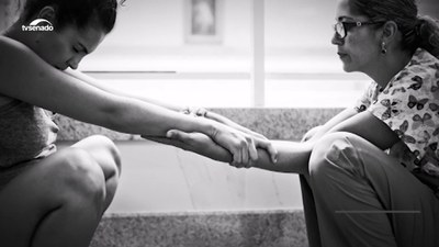 #Audiodescrição | Lei permite a presença de doulas durante partos no Espírito Santo