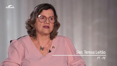Teresa Leitão destaca a coragem das mulheres na redemocratização do Brasil
